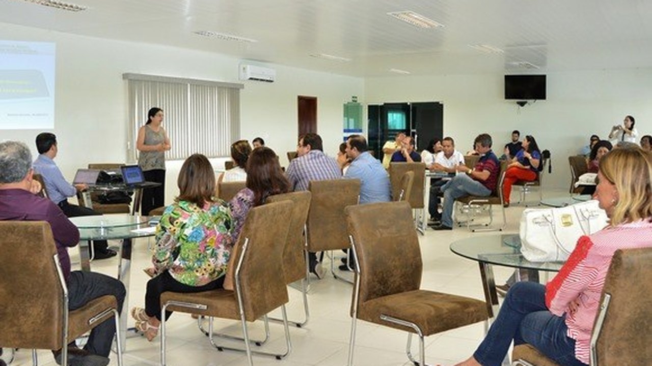 Secretária faz pacto com prefeitos para combater dengue e chikungunya