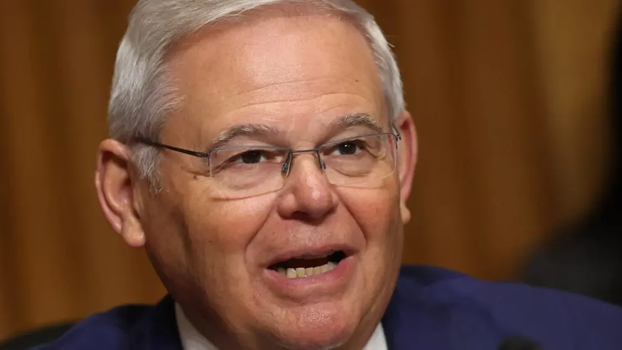Senador democrata Bob Menendez enfrenta pressão de outros democratas para renunciar