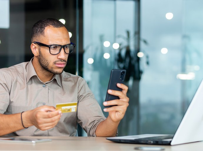 Golpes digitais: 50% das vítimas caem por compras impulsivas, mostra estudo