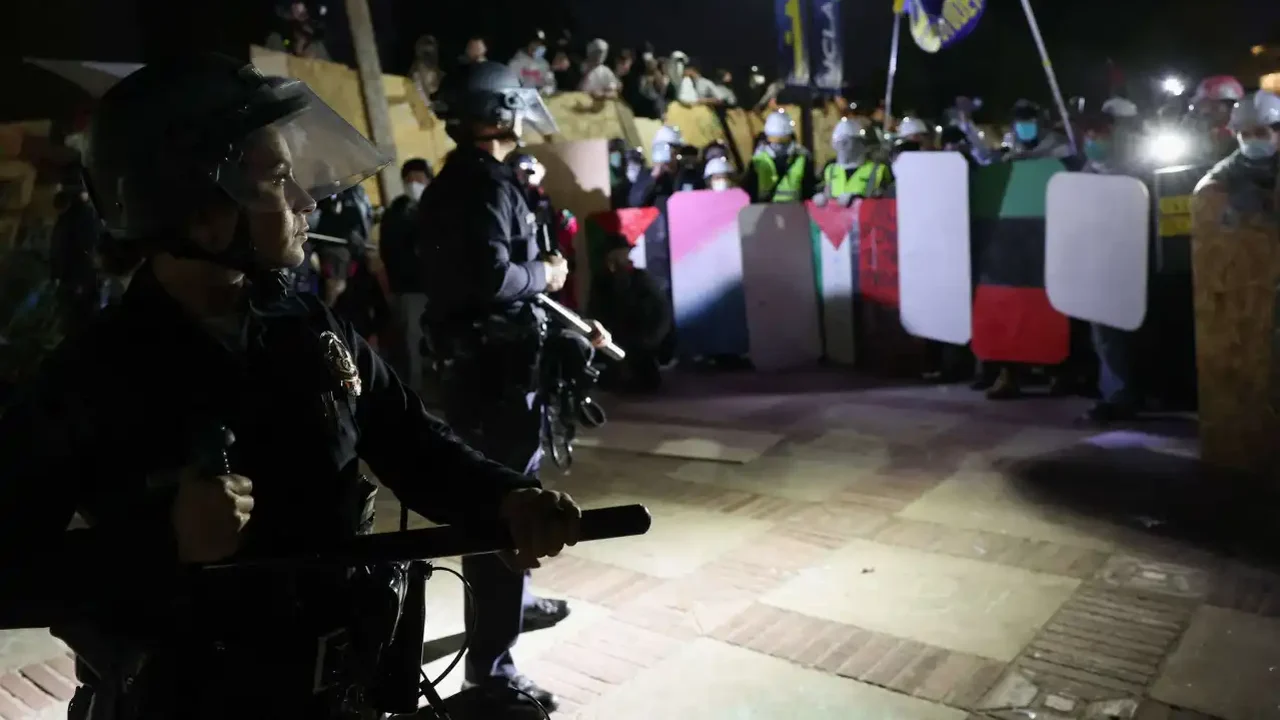 Polícia desmantela acampamento na Universidade da Califórnia