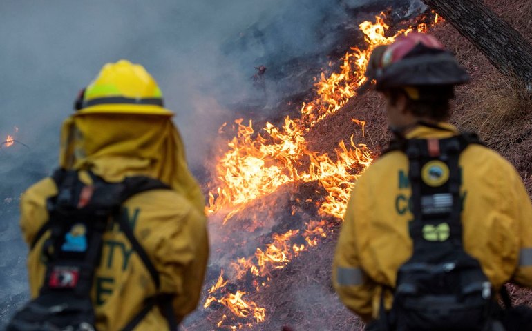 Ventos fortes intensificam incêndios em Los Angeles