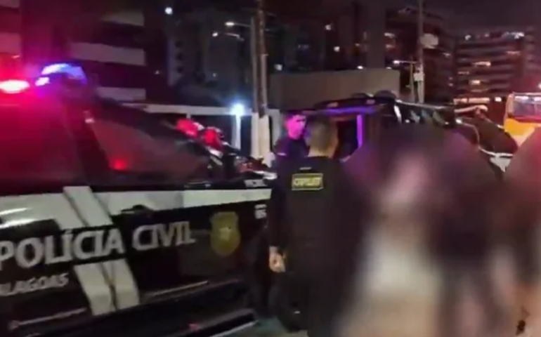 PC prende três suspeitos de tráfico de drogas na orla da praia de Ponta Verde em Maceió