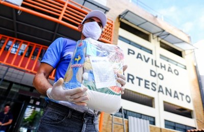 Funcionários de hotéis em AL são beneficiados com entrega de cestas básicas