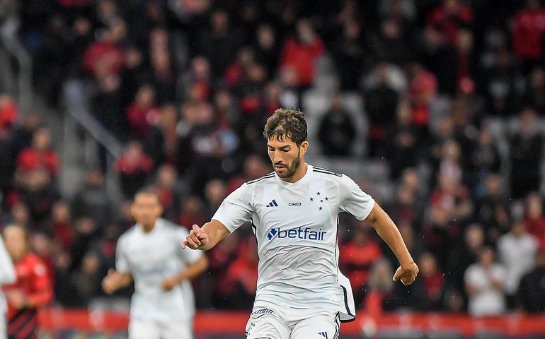 Athletico-PR e Cruzeiro empatam por 3 a 3 em jogo intenso em Curitiba