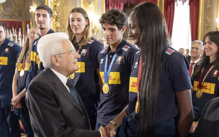 Mattarella e Meloni se reúnem com campeões mundiais de vôlei