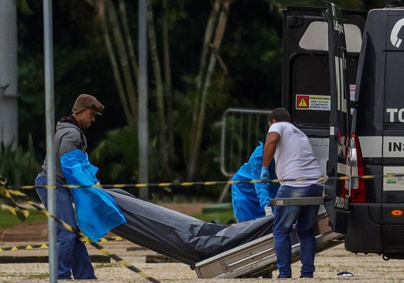 Polícia retira corpo de autor de atentado na Praça dos Três Poderes