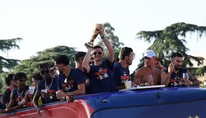 Jogadores desembarcaram na Espanha na manhã desta segunda (20) e seguem em festa