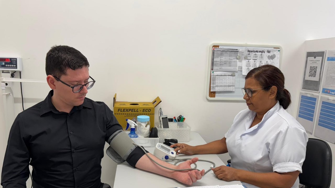 Sabe quando a pressão sobe assim que você chega ao consultório? Entenda o que é a Síndrome do Jaleco Branco