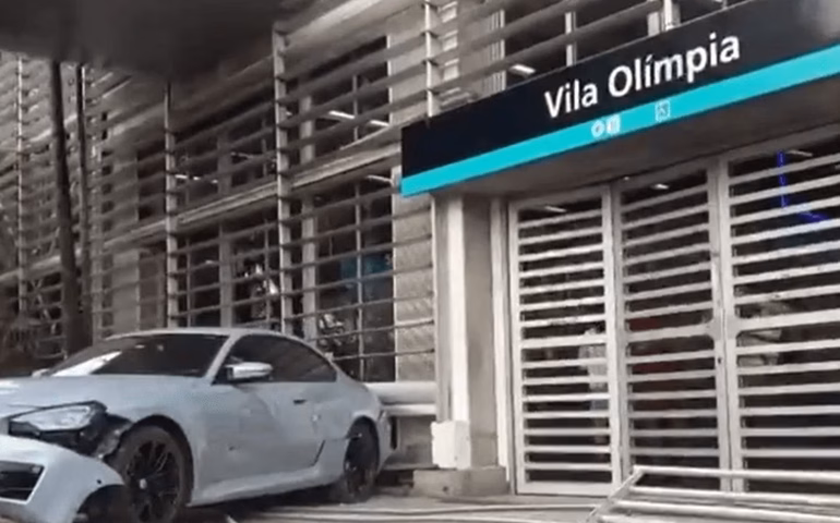 Motorista perde controle de BMW e invade estação de trem na Vila Olímpia, em SP