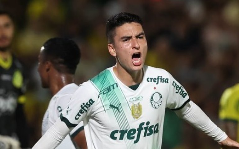 Atuesta volta a treinar no Palmeiras após lesão: 'Acostumando a tocar na bola de novo'