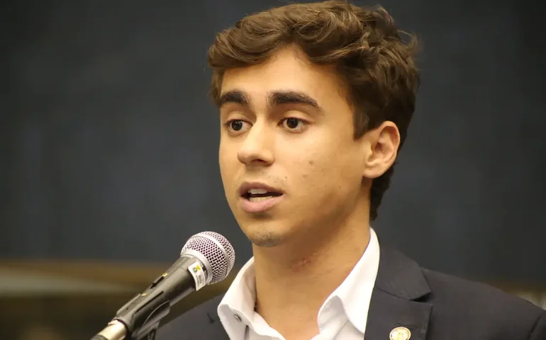 Moraes autoriza visita de Nikolas Ferreira e outros parlamentares a Bolsonaro na Papudinha