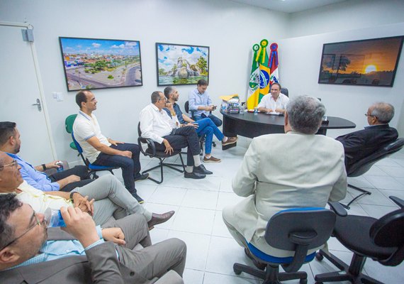 Prefeito Luciano recebe a visita do vice-presidente do TCE/AL e representantes da Loja Macônica