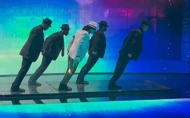 Whindersson Nunes imita Michael Jackson no 'Domingão' e ganha elogio de Huck