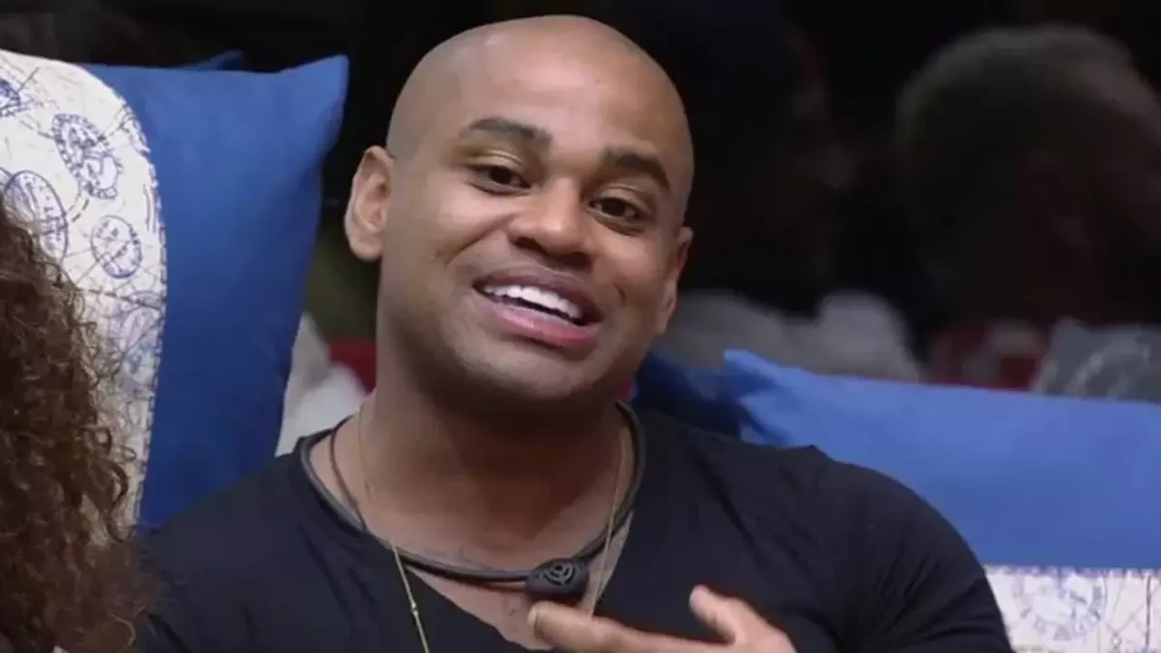 BBB 23: Cezar troca de quarto, desestabiliza sisters e Ricardo ouve jogo de rivais na madrugada