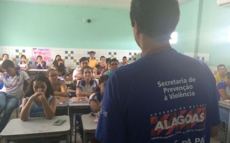 Anjos da Paz sensibilizam jovens de Traipu sobre riscos do uso de drogas