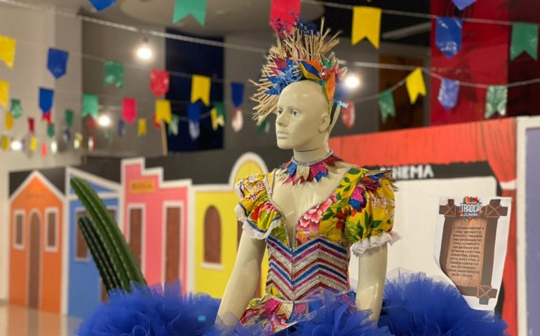 Figurinos das quadrilhas juninas viram peças de exposição no shopping