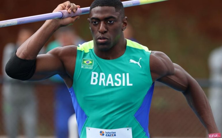 Luiz Maurício bate recordes no lançamento do dardo e garante índice olímpico para Paris-2024