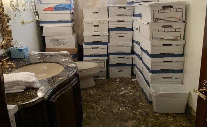 Foto mostra caixas de documentos no banheiro do resort de Donald Trump na Flórida