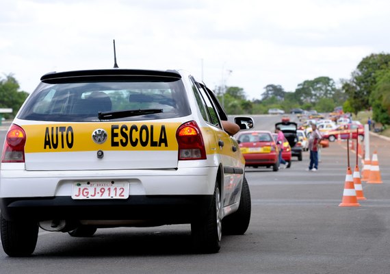 Lula assina Projeto de Lei para acabar com veículos antigos nas autoescolas