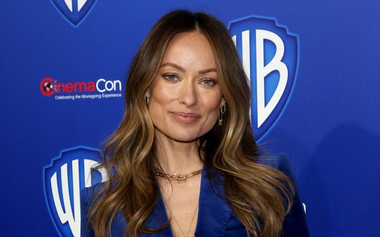 Olivia Wilde recebe documentos da custódia dos filhos no palco da CinemaCon