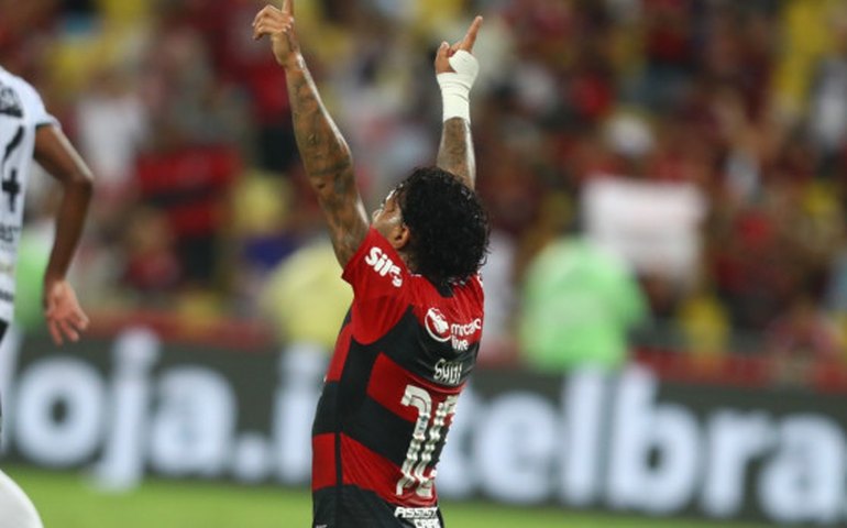 Gabigol se torna maior artilheiro brasileiro da Libertadores, mas Flamengo empata com Racing