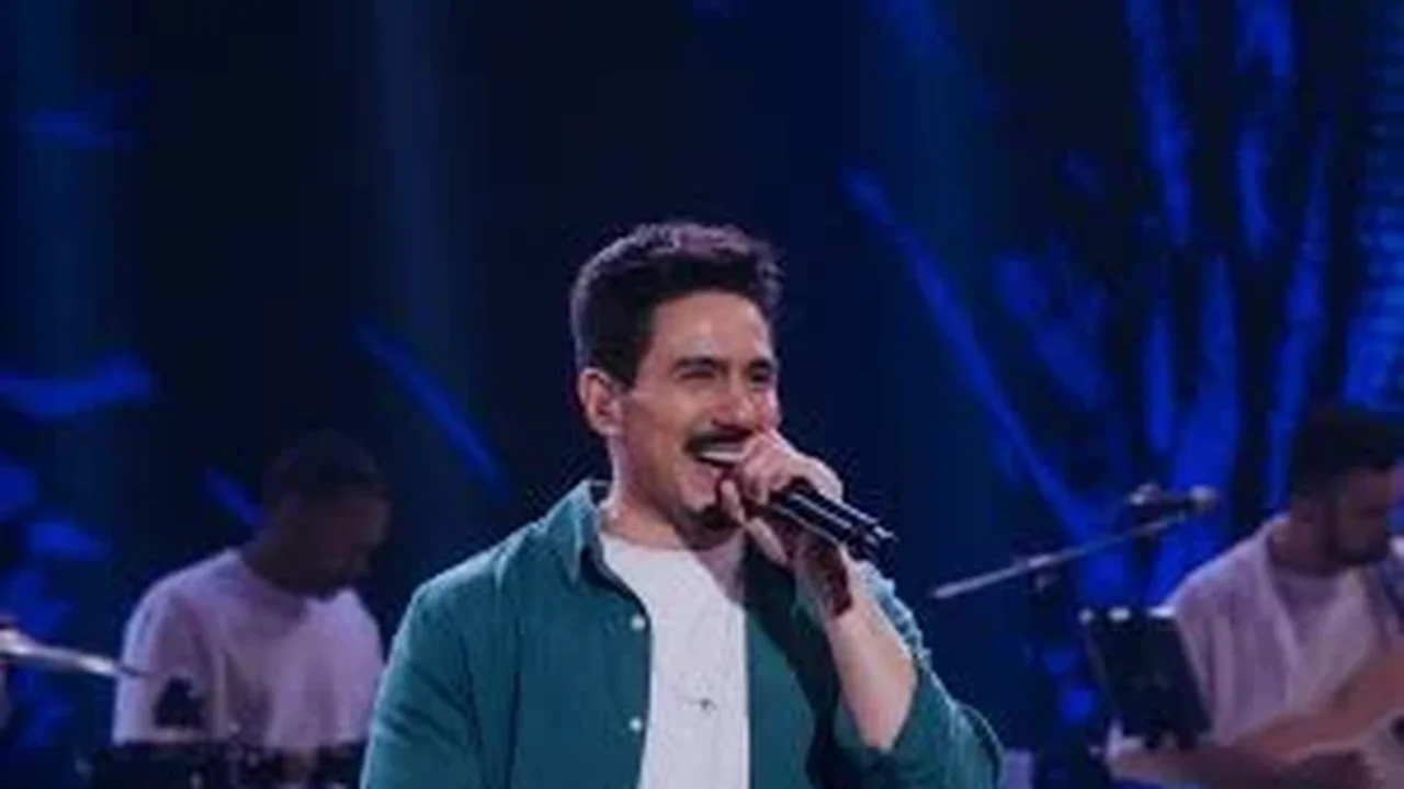 Cantor que chamou a atenção de Luciano Huck revela bastidores de carreira independente construída ao longo de 12 anos