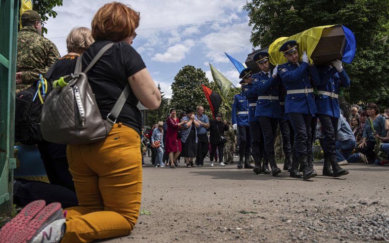 Continuar lutando contra Rússia é suicídio para Ucrânia, diz analista