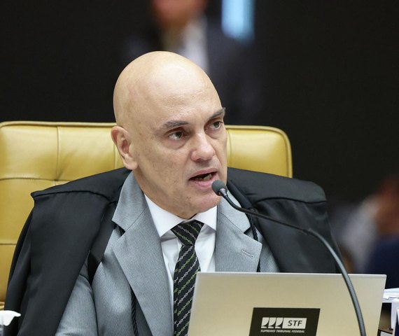 Moraes bloqueia R$ 6 bilhões e cancela passaportes de advogadoWiller Tomaz  investigado com Flávio Bolsonaro pela Polícia Federal