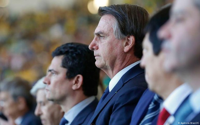 Mensagens mostram que troca no comando da PF partiu de Bolsonaro