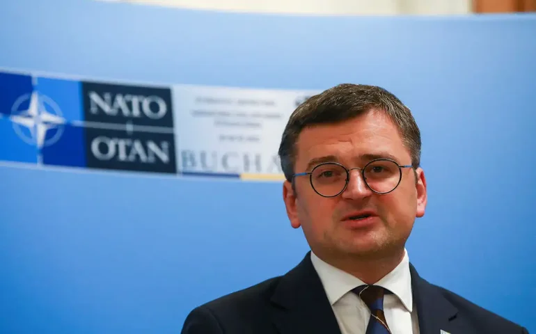 Ministro das Relações Exteriores da Ucrânia renuncia, em meio a nova onda de ataques russos que mataram pelo menos 7 pessoas