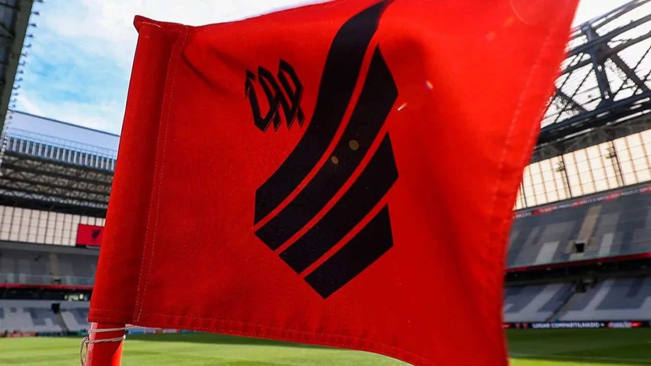 Athletico-PR entra com protesto na CBF e exige 'árbitros experientes' em seus jogos