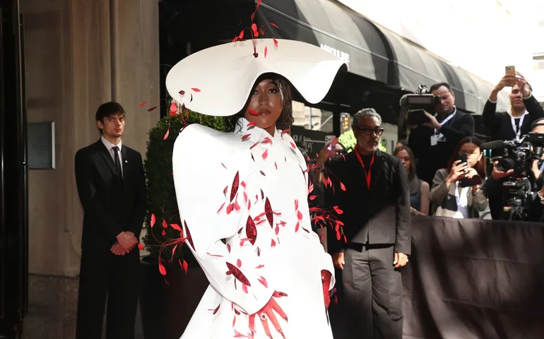 Convidados do Met Gala chegam ao tapete em obras de arte dramáticas