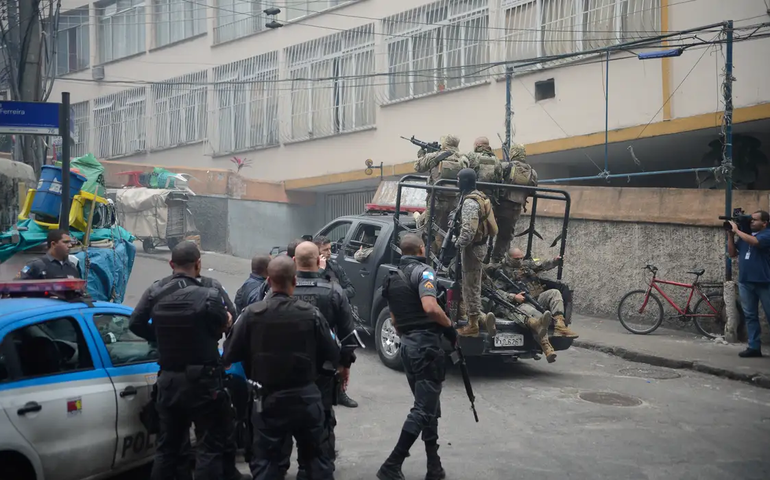 Quem é o traficante alvo de operação na qual helicóptero da PM foi atingido por tiros no Rio