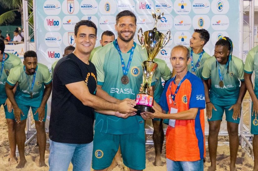Prefeito JHC prestigia final do Sul-Centro Americano de Beach Handball e entrega medalhas