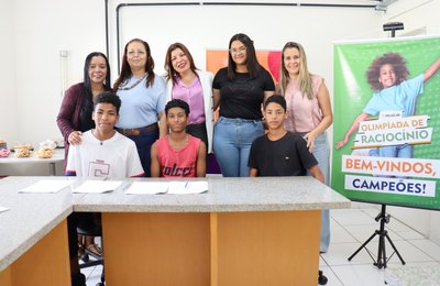Alunos da Escola Selma Bandeira recebem prêmios das Olimpíadas de Raciocínio Mind Lab