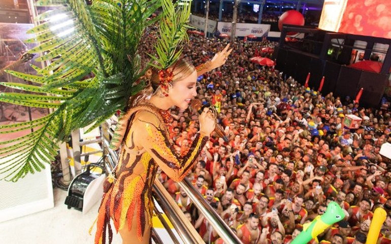 Claudia Leitte encerra maratona com 8 shows, recorde de público, abadás esgotados e título de cantora mais premiada do carnaval de salvador