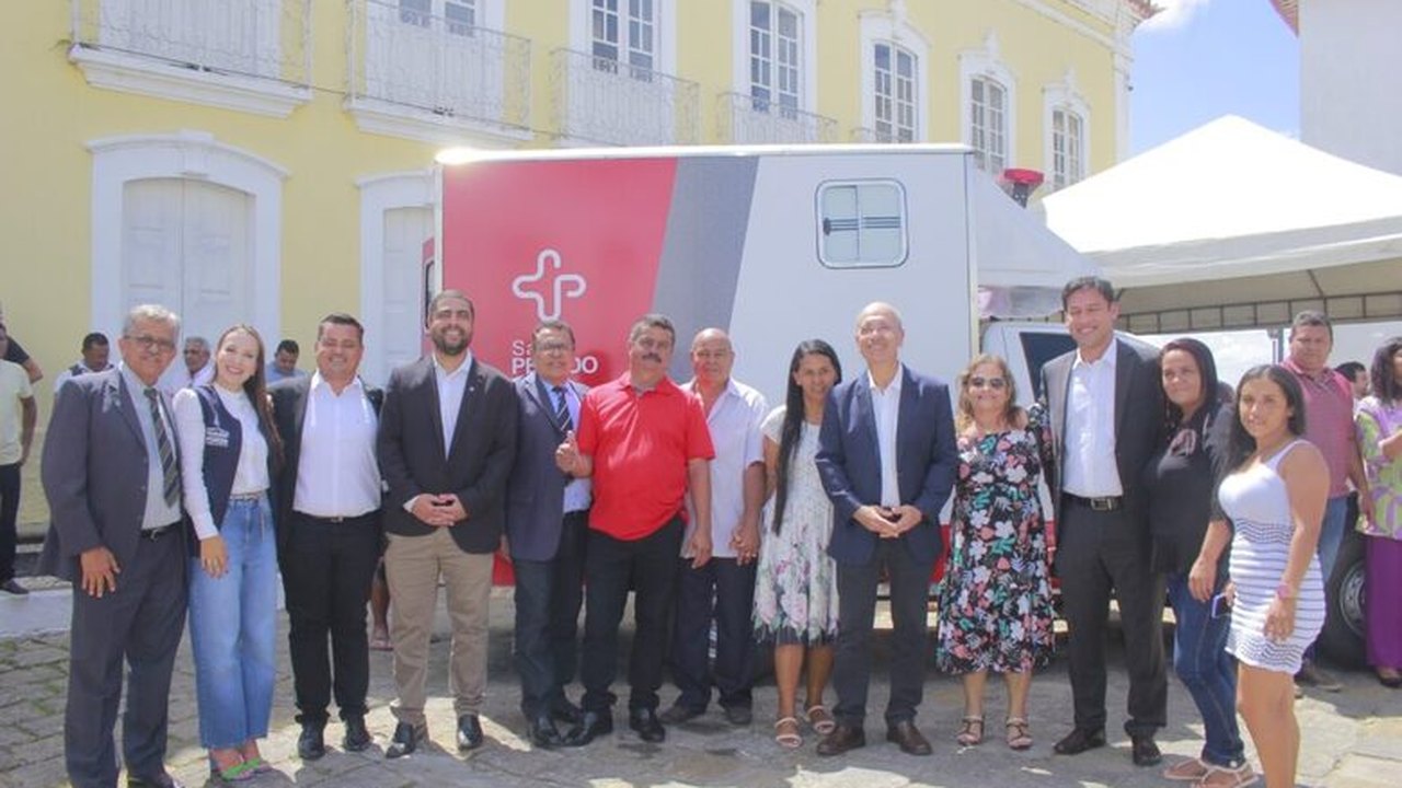 Prefeitura de Penedo recebe ambulância e computadores do Senador Rodrigo Cunha