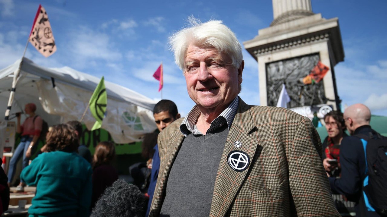 Um dia após anunciar candidatura no Reino Unido, 'pai do Brexit' é atacado com bebida jogada no rosto