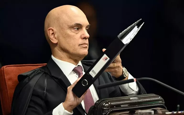 Senador coletará assinaturas para CPI sobre Moraes e Master