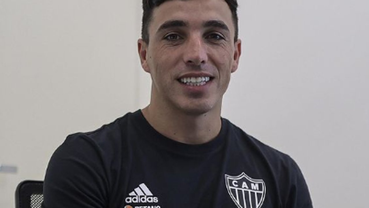 Atlético-MG renova contrato com o lateral-direito Saravia até dezembro de 2025