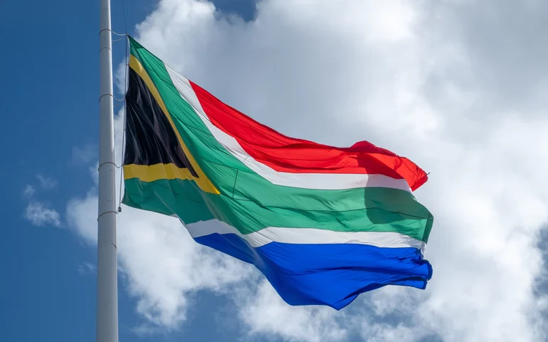 Ônibus cai de ponte e deixa 45 mortos na África do Sul