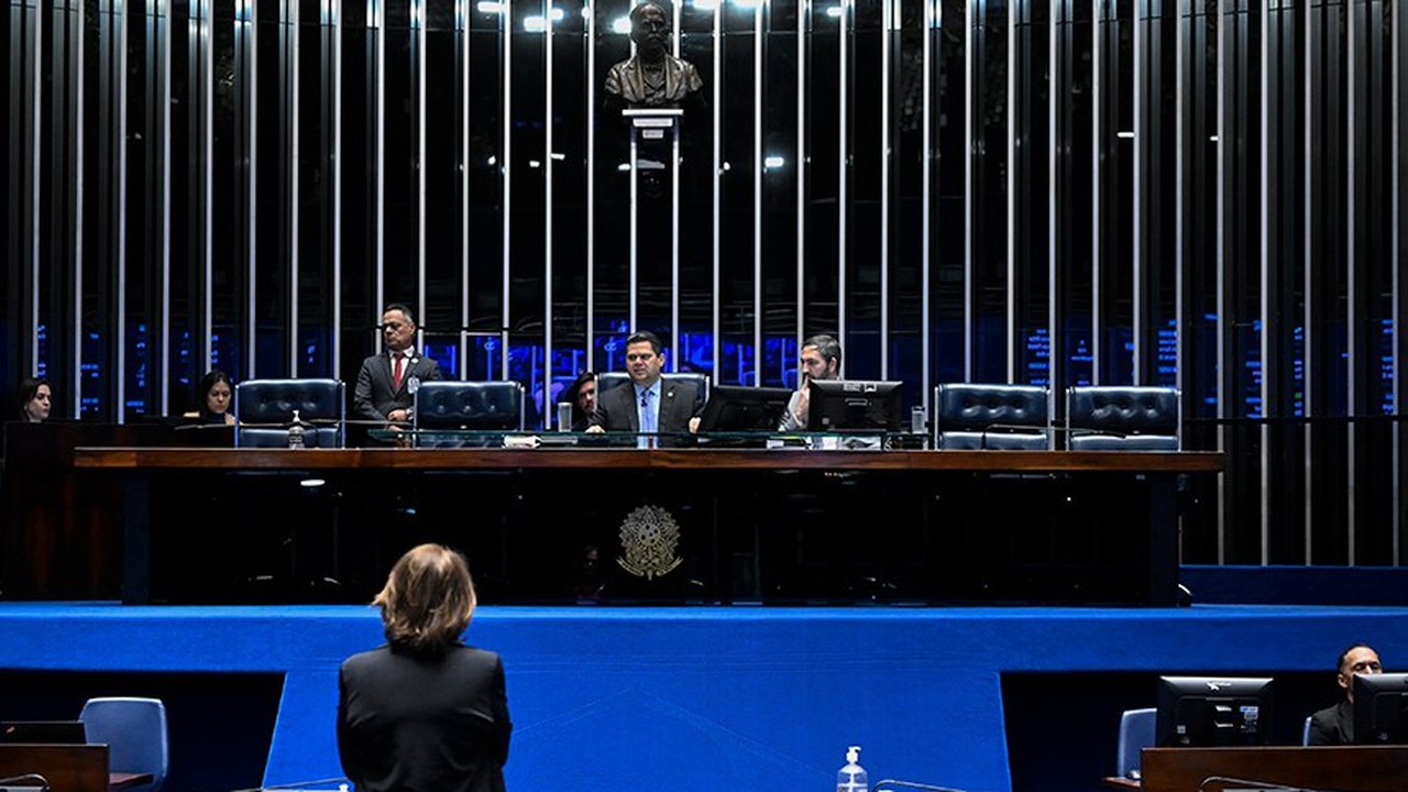 Foco de disputa entre Lula e Flávio, Senado tem recorde de trocas de partidos e vira terreno instável para o Executivo