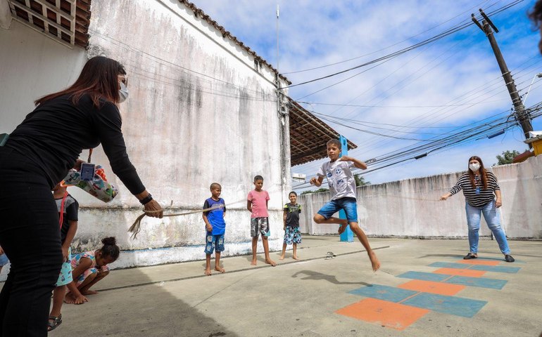 Educação leva cultura e lazer para crianças de famílias abrigadas nas escolas municipais