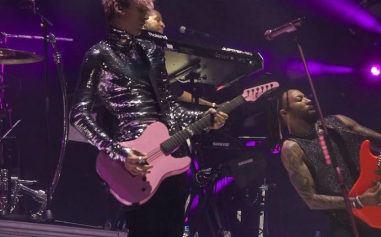 Lollapalooza 2022: Machine Gun Kelly reveste seu punk rap de doçuras irresistíveis