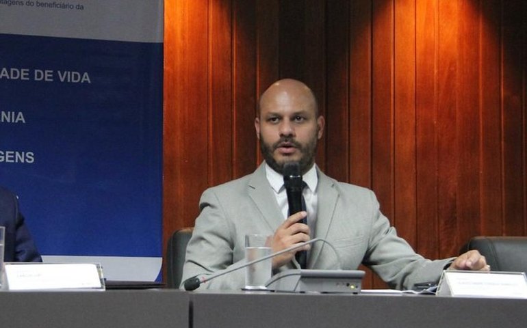 Governo Lula demite presidente do INSS após suspeita de 'farra de passagens'