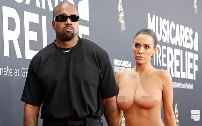 Bianca Censori aposta em transparência novamente para festa pós-Grammy