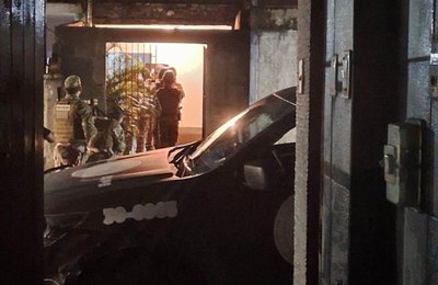Homem em surto psicótico é detido após agredir policiais com óleo quente