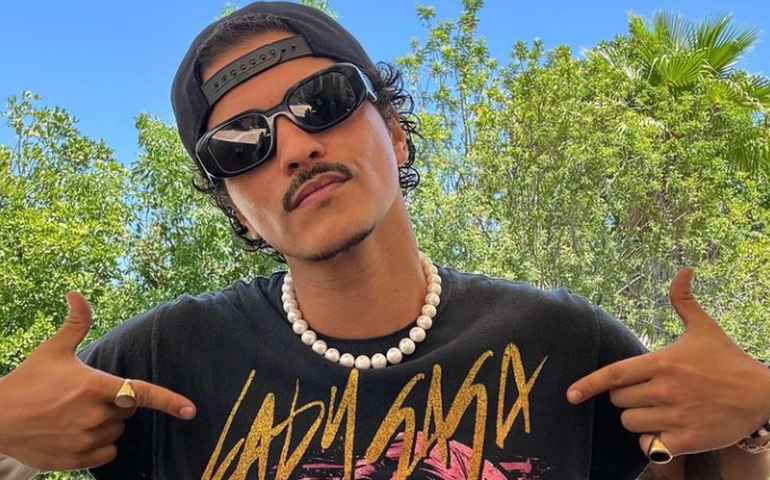 Bruno Mars esbanja carisma, flerta em português e não deixa público descansar em shows no Brasil