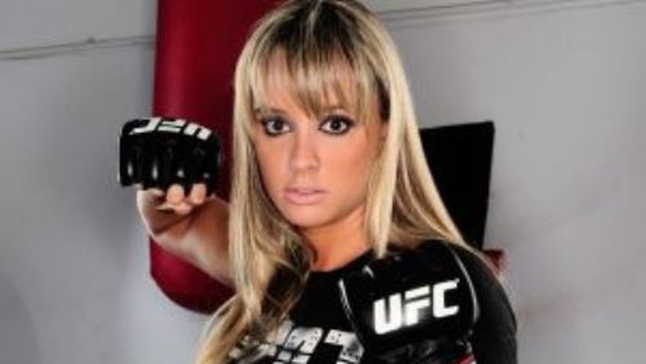 Juju Salimeni faz ensaio com lutador de UFC