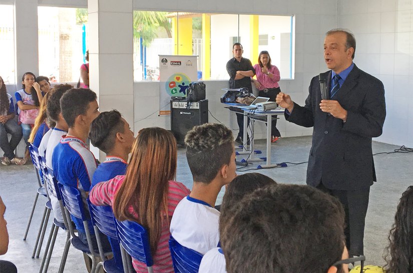 Esmal aborda direitos e deveres dos alunos em escola municipal